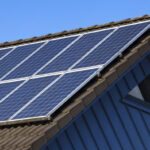 En hus med solpaneler på taket (AI text)