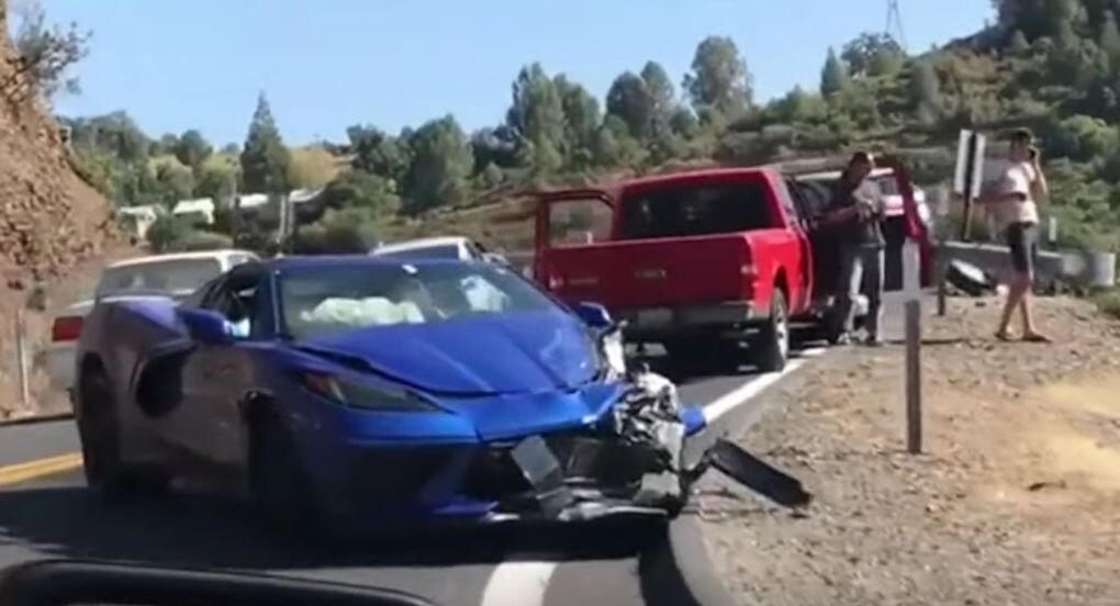 En blå Chevrolet Corvette Stingray tas bort med hjälp av ett bilar efter en krock. (AI text)