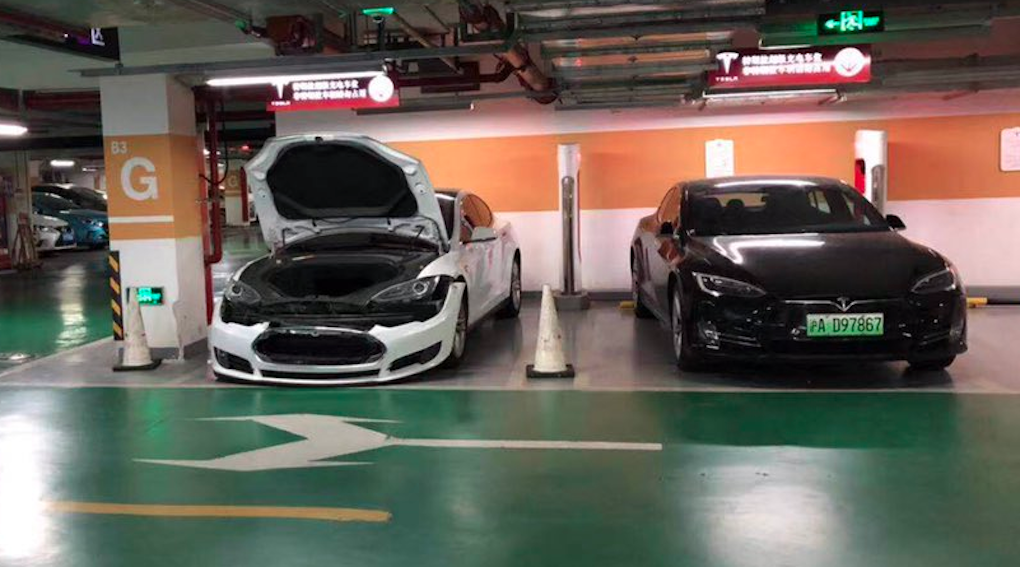 En bil står parkerad i en garage för bilparkering. (AI text)