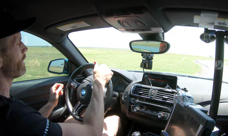 En man kör en bil på en åker. (AI text)