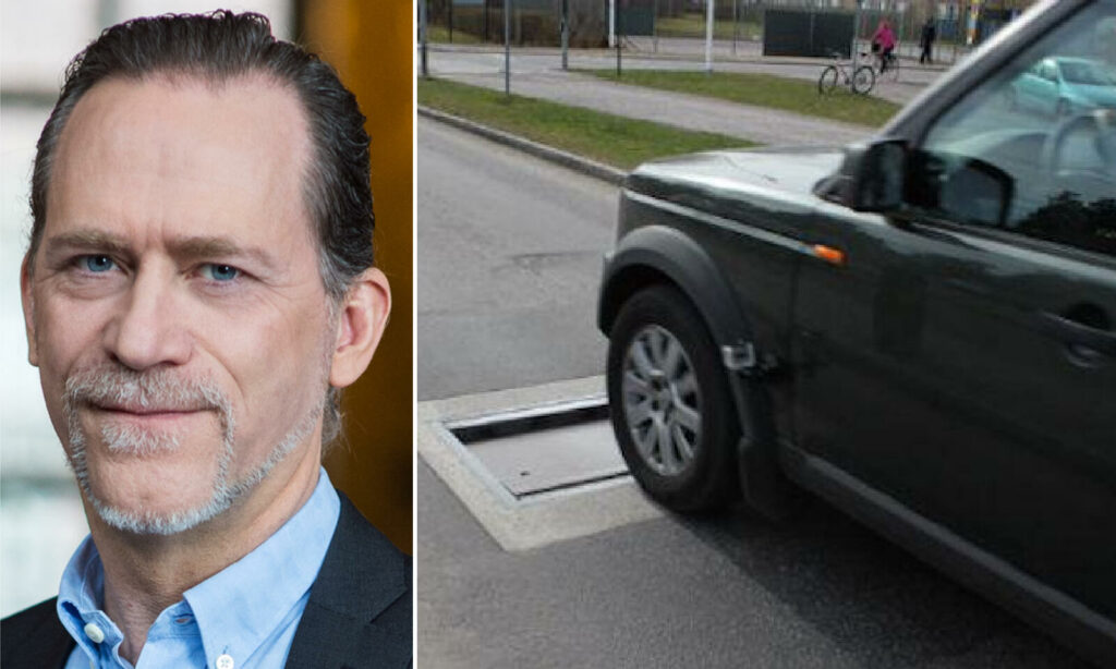 En man i kostym och slips står bredvid en bil. (AI text)