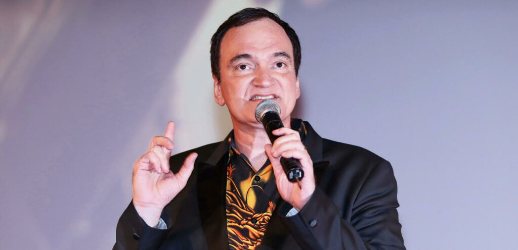 En man talar i en mikrofon. (AI text)