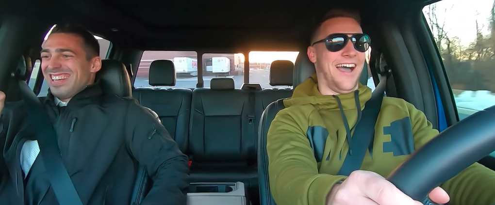 Två män i en bil. (AI text)