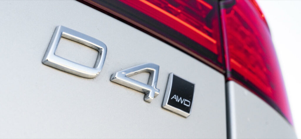 Audi A4-märket på baksidan av en bil (AI text)