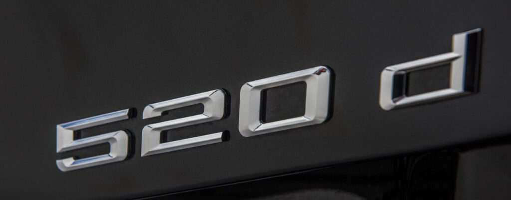 Mercedes-Benz S 550 d - närbild (AI text)