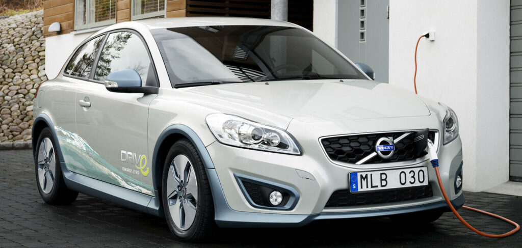 En Volvo V40 EV parkerad framför ett hus. (AI text)