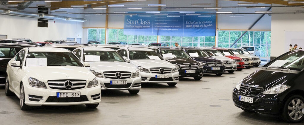 En Mercedes-Benz C-klass parkerad i en showrum. (AI text)