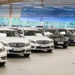En Mercedes-Benz C-klass parkerad i en showrum. (AI text)