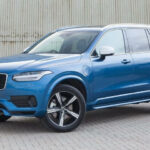 Volvo XC90 parkerad framför ett byggnad. (AI text)