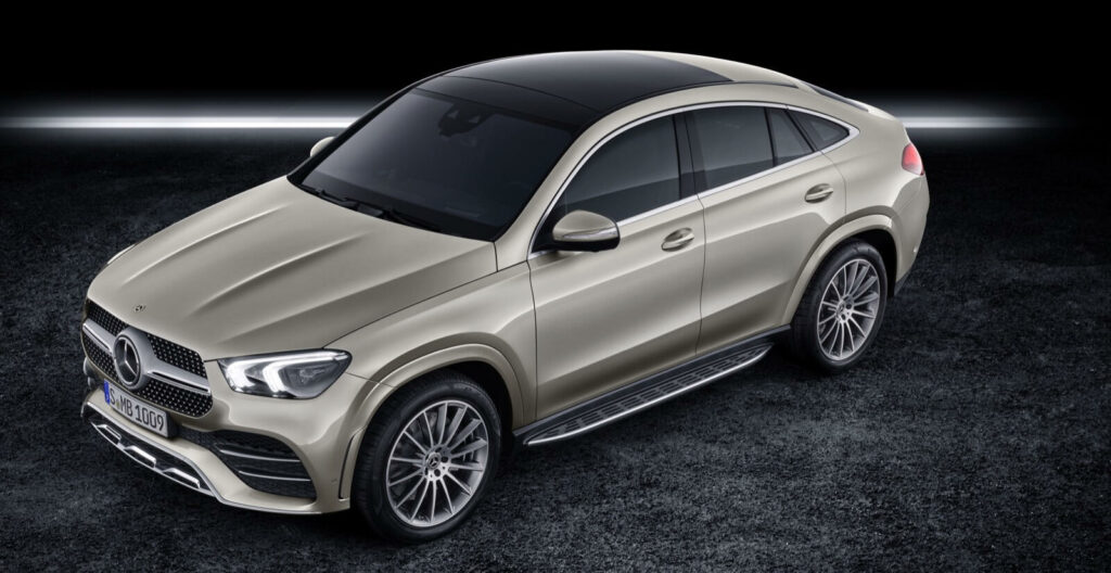 Mercedes GLE Coupé visas i en mörk rummiljö. (AI text)
