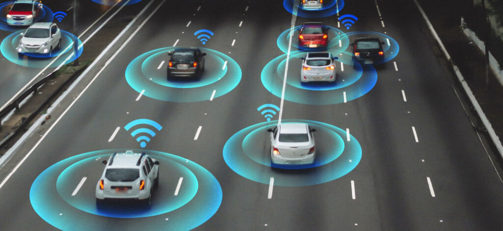 En grupp bilar på en motorväg med trådlös kommunikation (AI text)