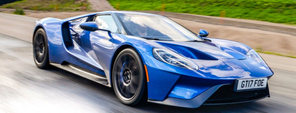 Ford GT kör längs vägen. (AI text)
