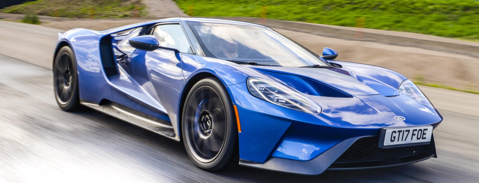 Ford GT kör längs vägen. (AI text)