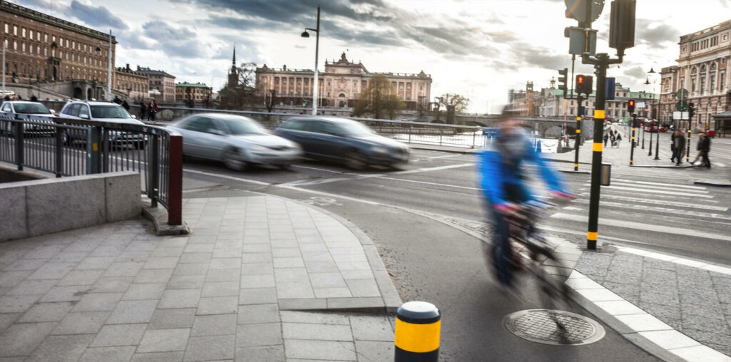 En man cyklar på en stadsgata. (AI text)