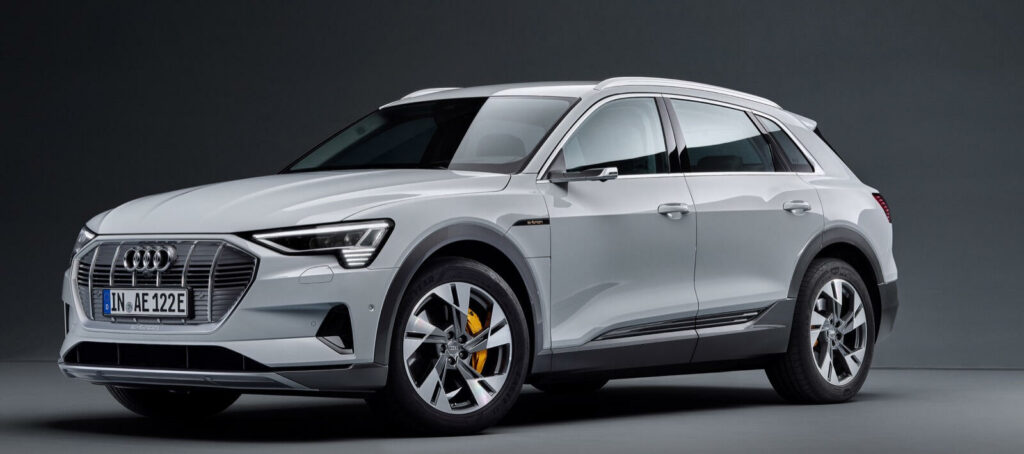 Audi e-tron koncept SUV i en studioscenarie (AI text)