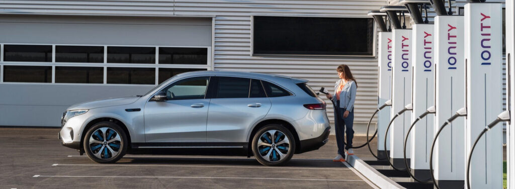 En bil är parkerad vid en elbilsladdstation. (AI text)