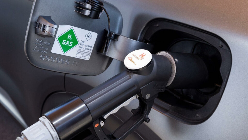 En bil står parkerad vid en bensinstation. (AI text)