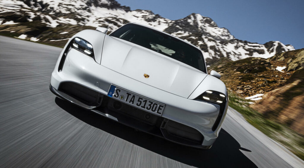 Porsche 911 TSS kör nerför en bergväg. (AI text)