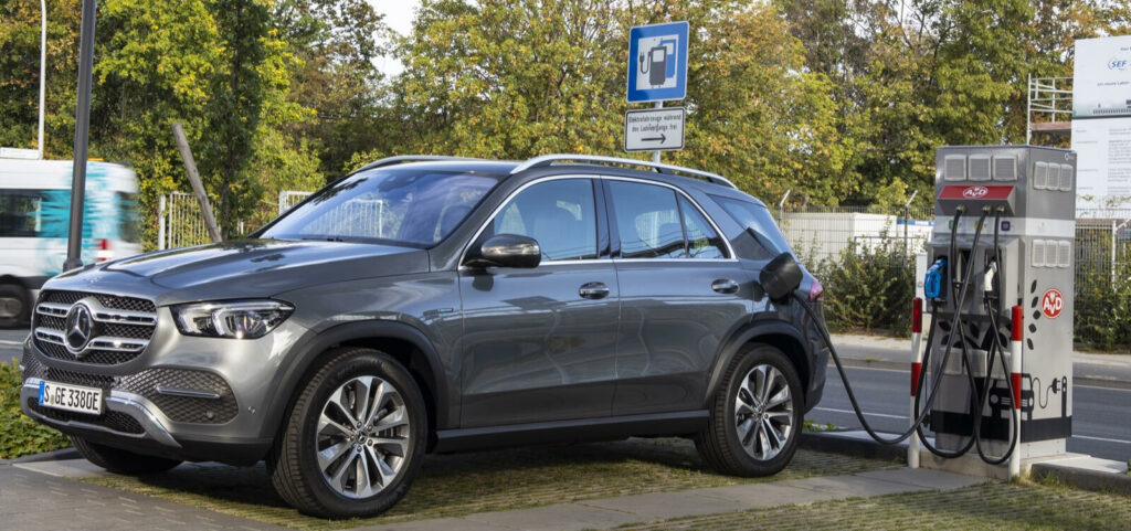 En Mercedes-Benz GLS SUV laddar på en laddstation. (AI text)