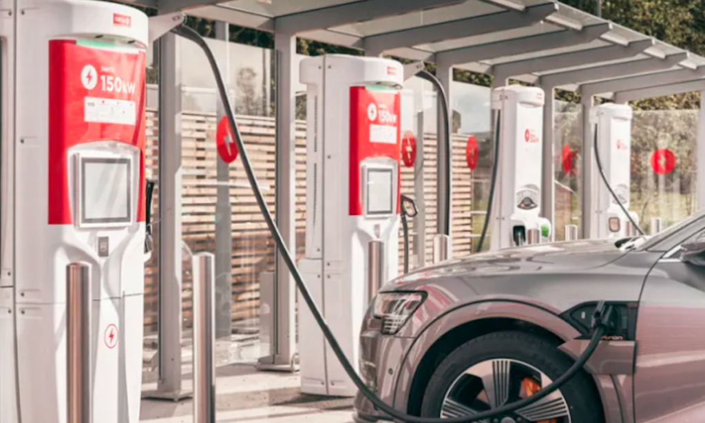 en bil som laddar på en elbilstulförare (AI text)