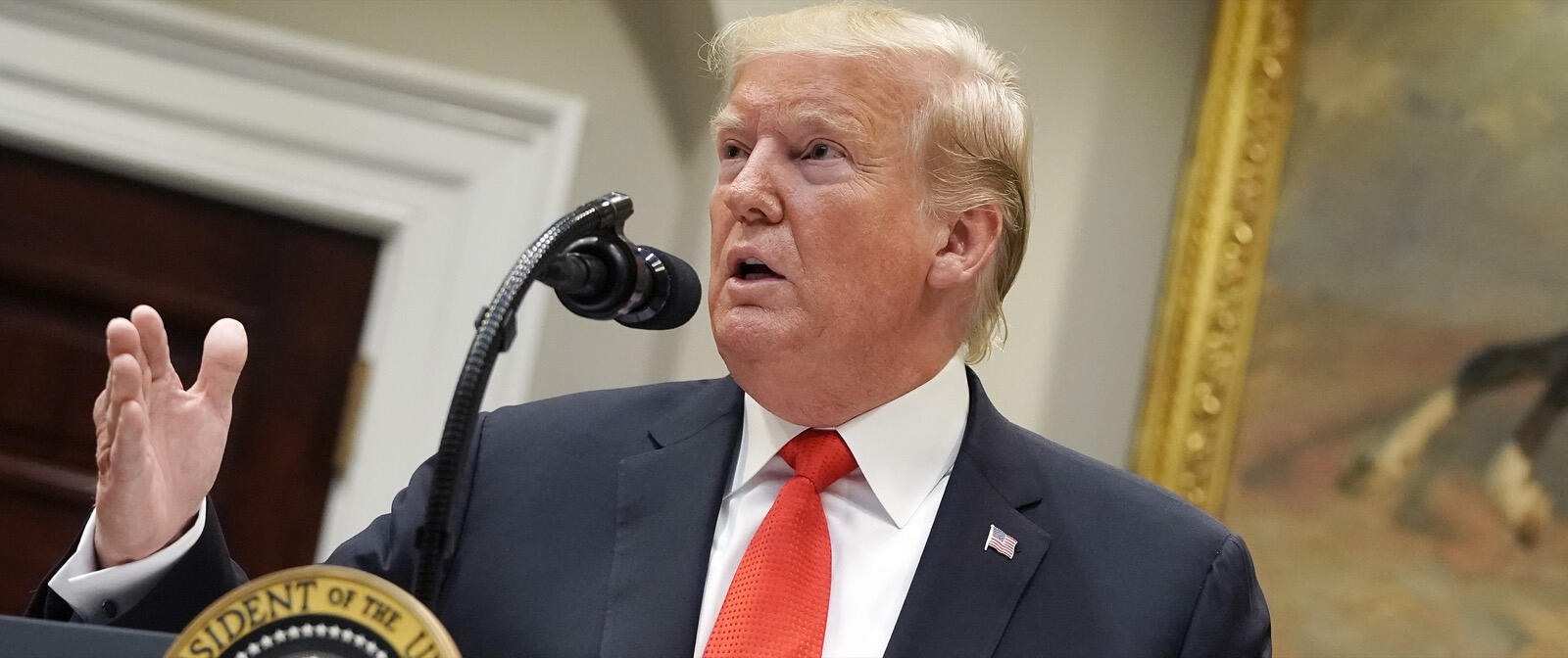 presidenten talar vid ett podium i ovala rummet (AI text)