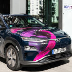 En Hyundai Kona parkerad utanför ett byggnad. (AI text)