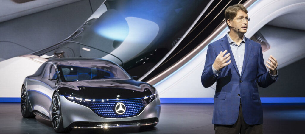 Ola Källenius visade inte bara upp eldrivna lyxbilen EQS på Frankfurtsalongen. Han hyllade också modern dieselteknik och berättade att dieselförsäljningen ökar hos Mercedes.