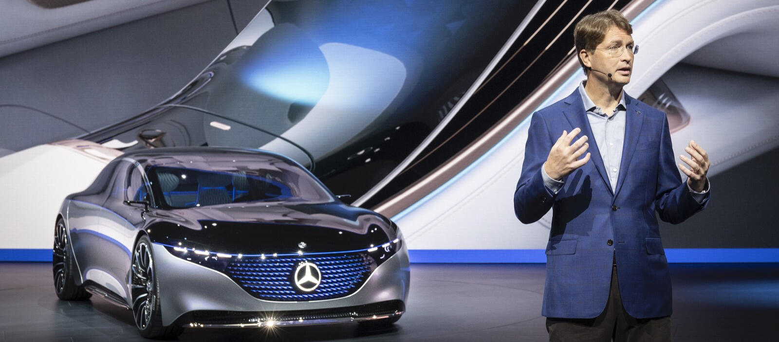 Ola Källenius visade inte bara upp eldrivna lyxbilen EQS på Frankfurtsalongen. Han hyllade också modern dieselteknik och berättade att dieselförsäljningen ökar hos Mercedes.