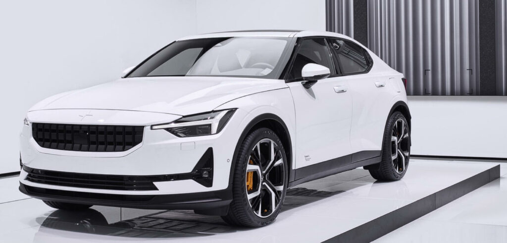 En vit Volvo XC90 SUV i en utställningslokal. (AI text)