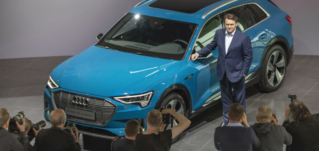 Audi Q3 SUV vid Audi EV-lanseringen (AI text)