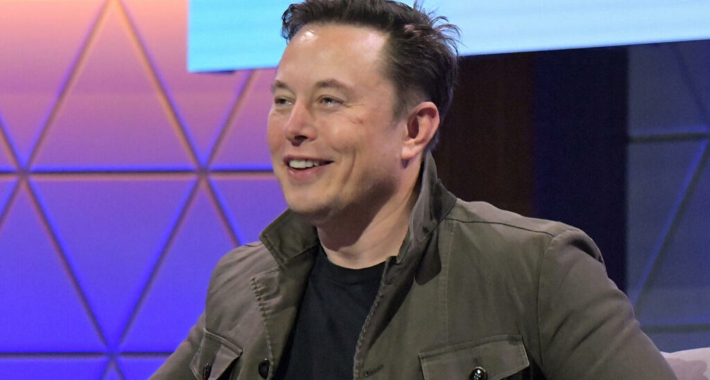 Elon Musk talar vid Elon Musk-stiftelsens event. (AI text)