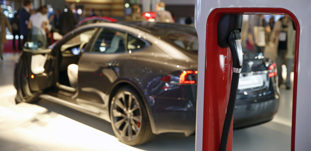 Tesla Model S laddar snabbt på en laddstation. (AI text)