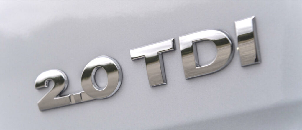 En TDI-plåt på en vit bil (AI text)