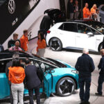 Volkswagens satsning på elbilar kallades för greenwashing av demonstranterna, och de kritiserar bilindustrins nära band till politiker som Angela Merkel. Foto: Getty Images