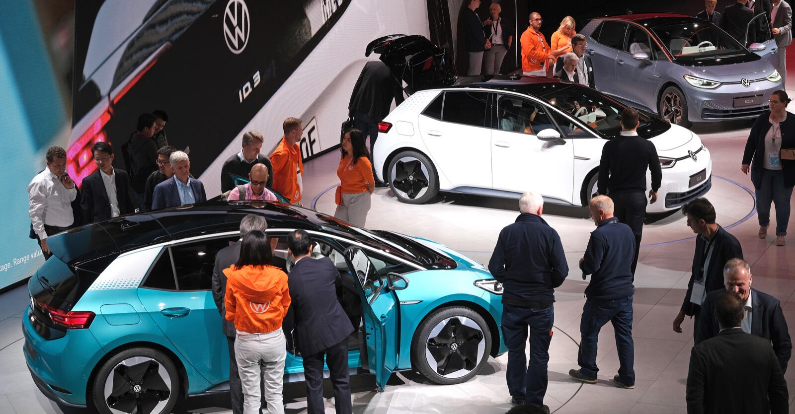 Volkswagens satsning på elbilar kallades för "greenwashing" av demonstranterna, och de kritiserar bilindustrins nära band till politiker som Angela Merkel. Foto: Getty Images