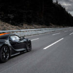 En Bugatti Chiron kör nerför en väg. (AI text)