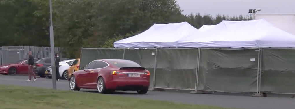 Tesla har arrangerat en tillfällig laddstation intill Nürburgring som drivs av en dieselgenerator.