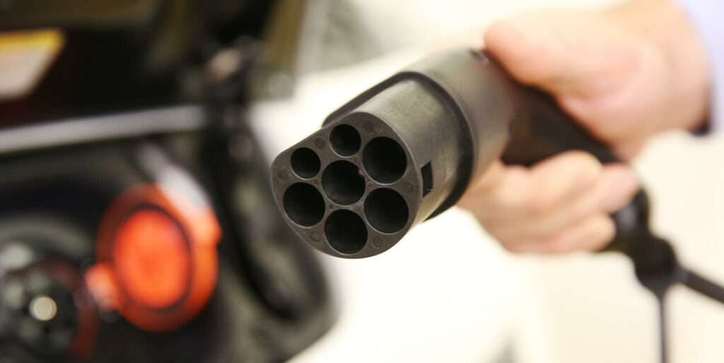 Att bygga ut nätverket med snabbladdare är ett av regeringens mål inför nästa år.