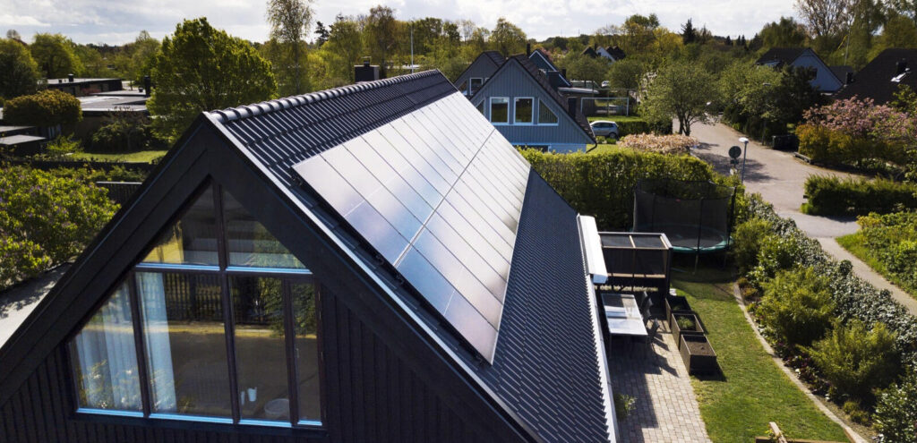 En hus med solpaneler på taket. (AI text)