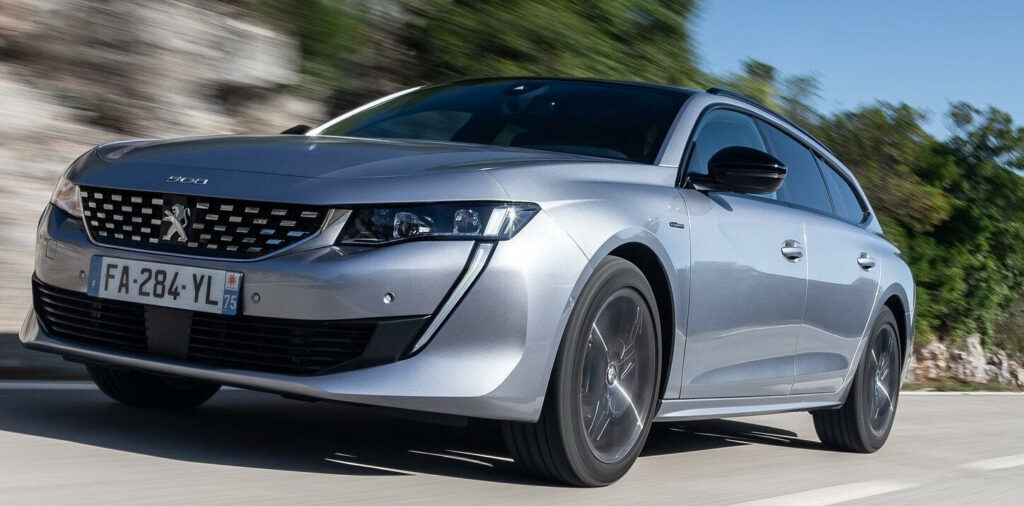 Peugeot 208 Evoque kör nedför en bergväg. (AI text)