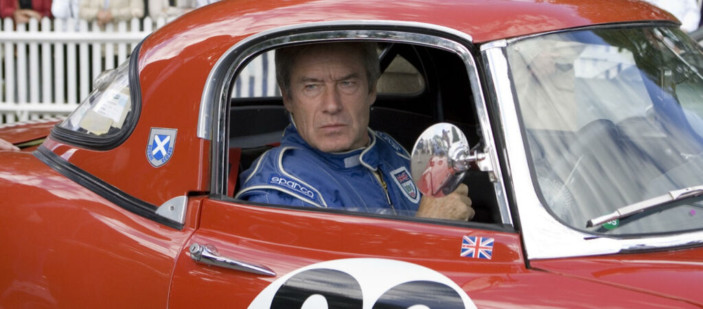 En man i en röd sportbil. (AI text)