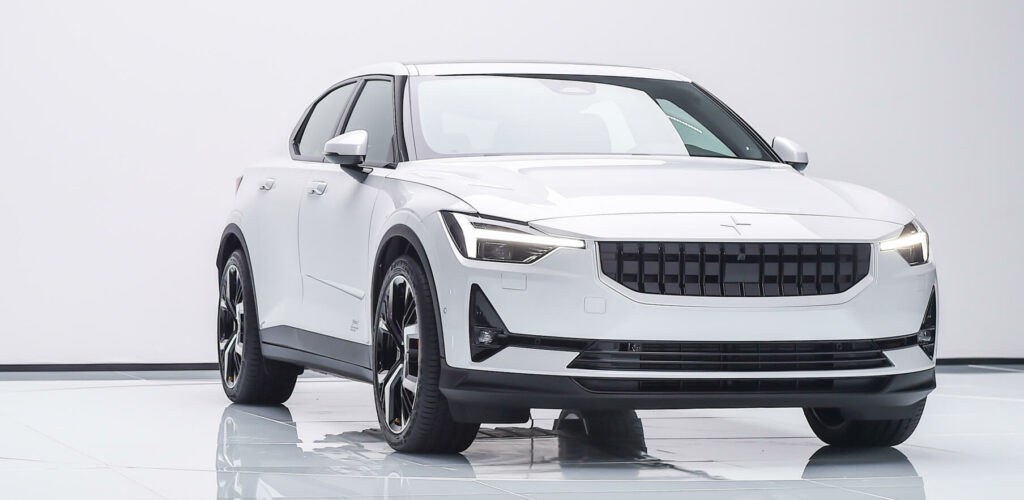 En vit Volvo XC90 SUV i en vit rummiljö. (AI text)