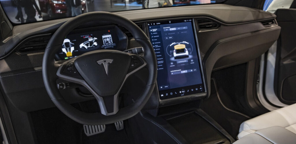 Tesla Model X-interiör på Shanghais bilmesse (AI text)