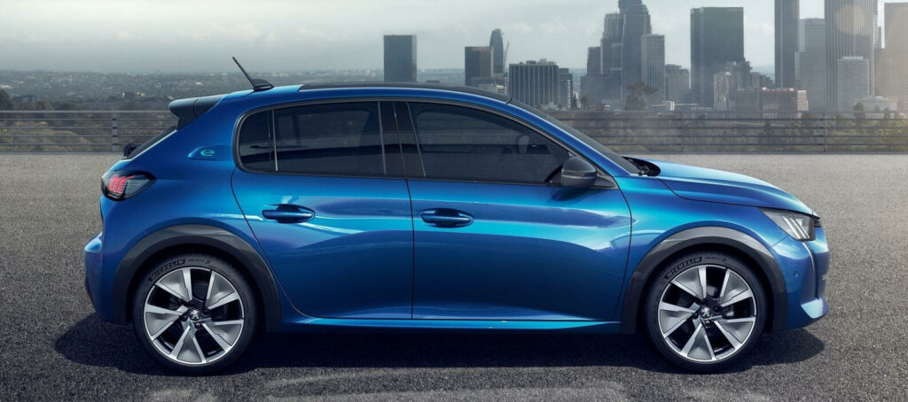 En blå Renault C3 parkerad framför en stad. (AI text)