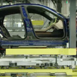 Här ser vi bröllopet där drivlinan lyfts upp och in i karossen, ett klassiskt moment i en bilfabrik.