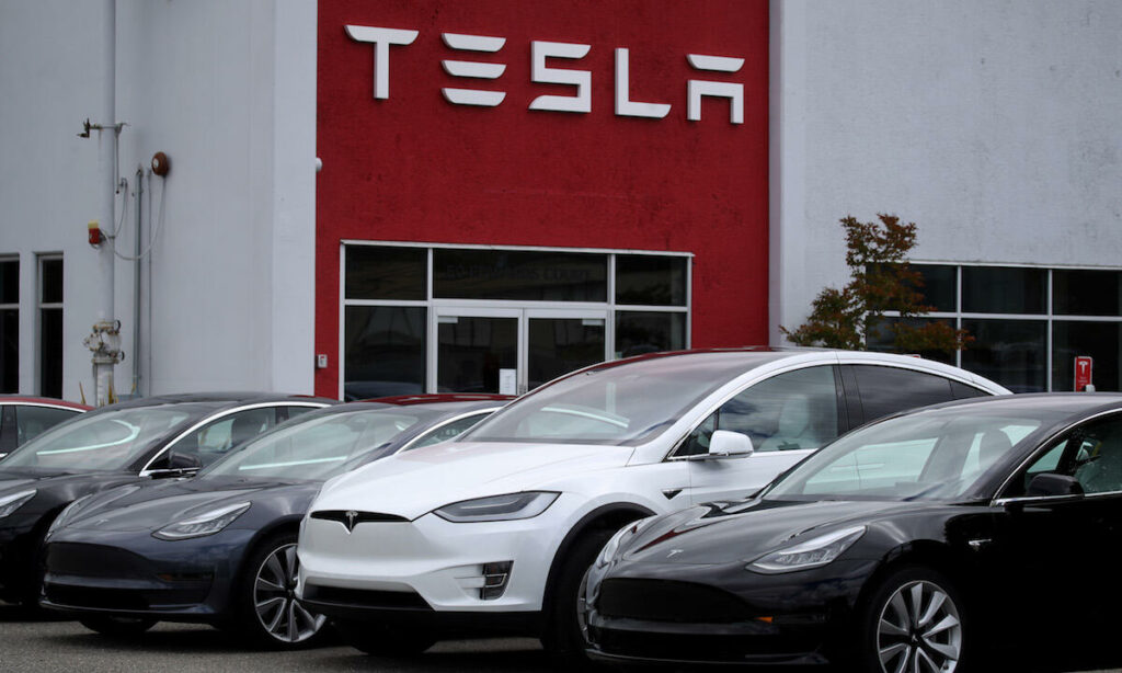 En Tesla Model S parkerad framför en Tesla-fabrik i Fremont. (AI text)