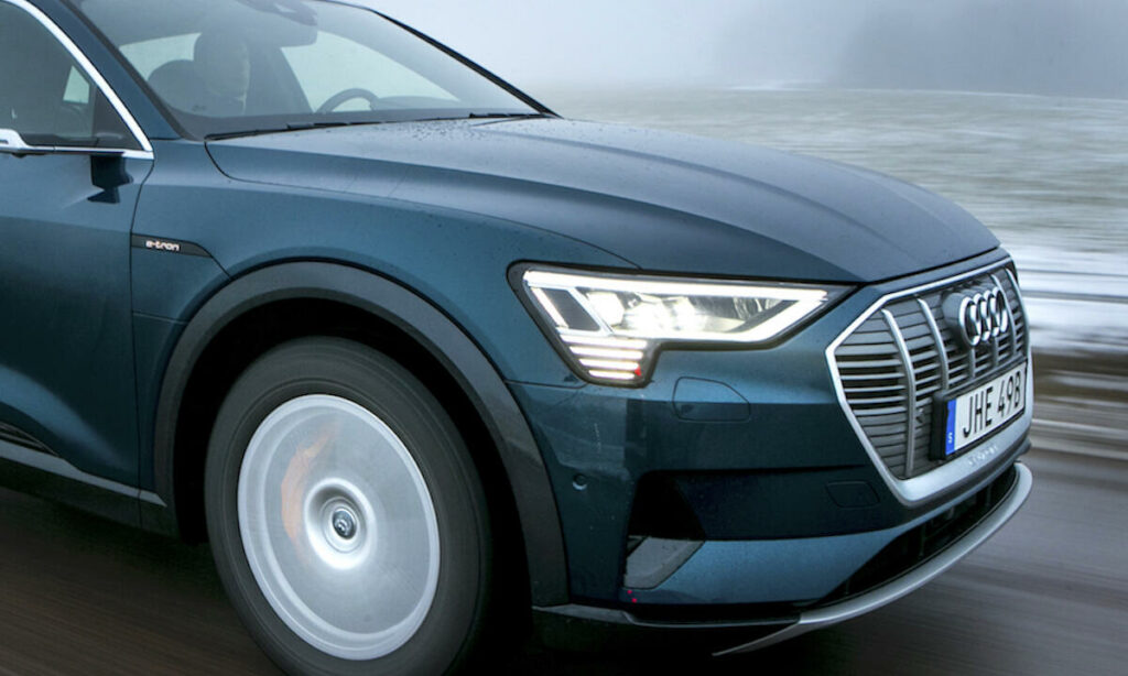 Audi Q3 kör ner en väg. (AI text)