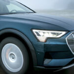 Audi Q3 kör ner en väg. (AI text)