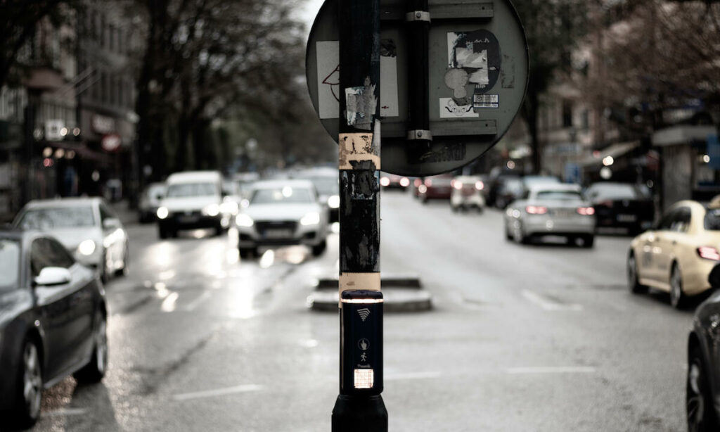 En bil på en gata (AI text)