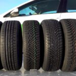 en bil med däck på isen (AI text)